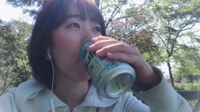 『昼下がりの休日。公園で一人飲む女♡』